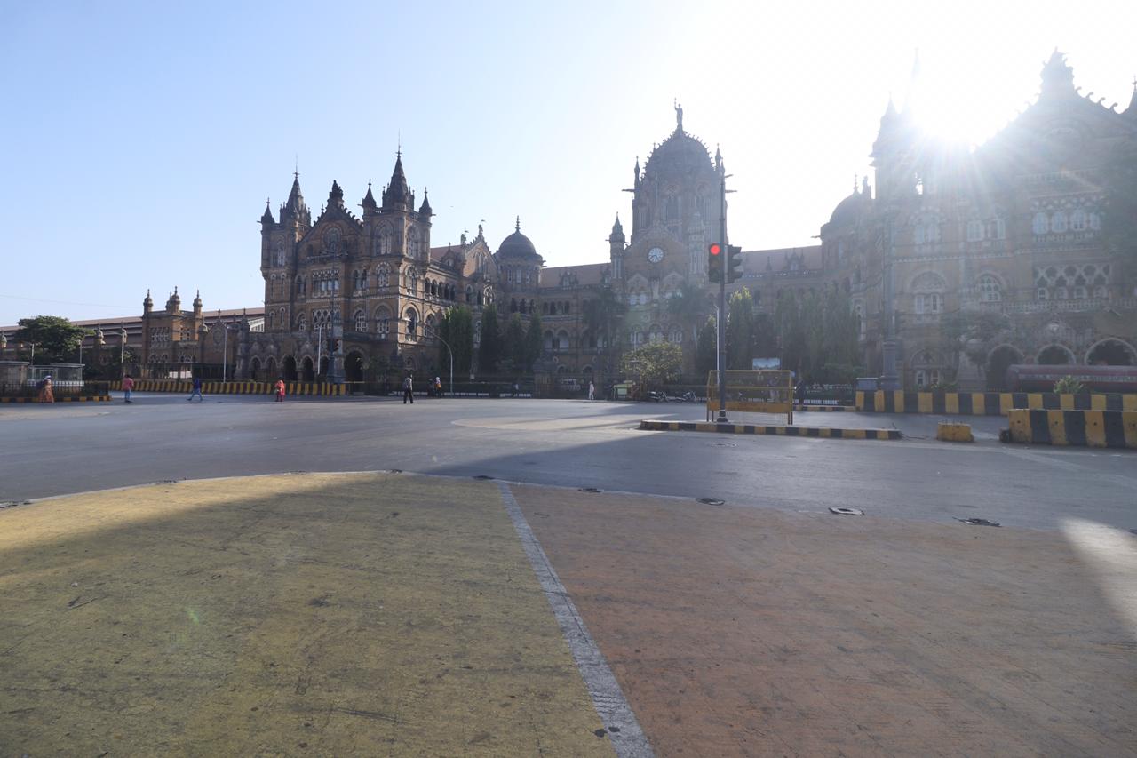 कायम गर्दी असणारा परिसर म्हणजे मुंबईतील छत्रपती शिवाजी महाराज टर्मिनसचा परिसर असा ओस पडला आहे.