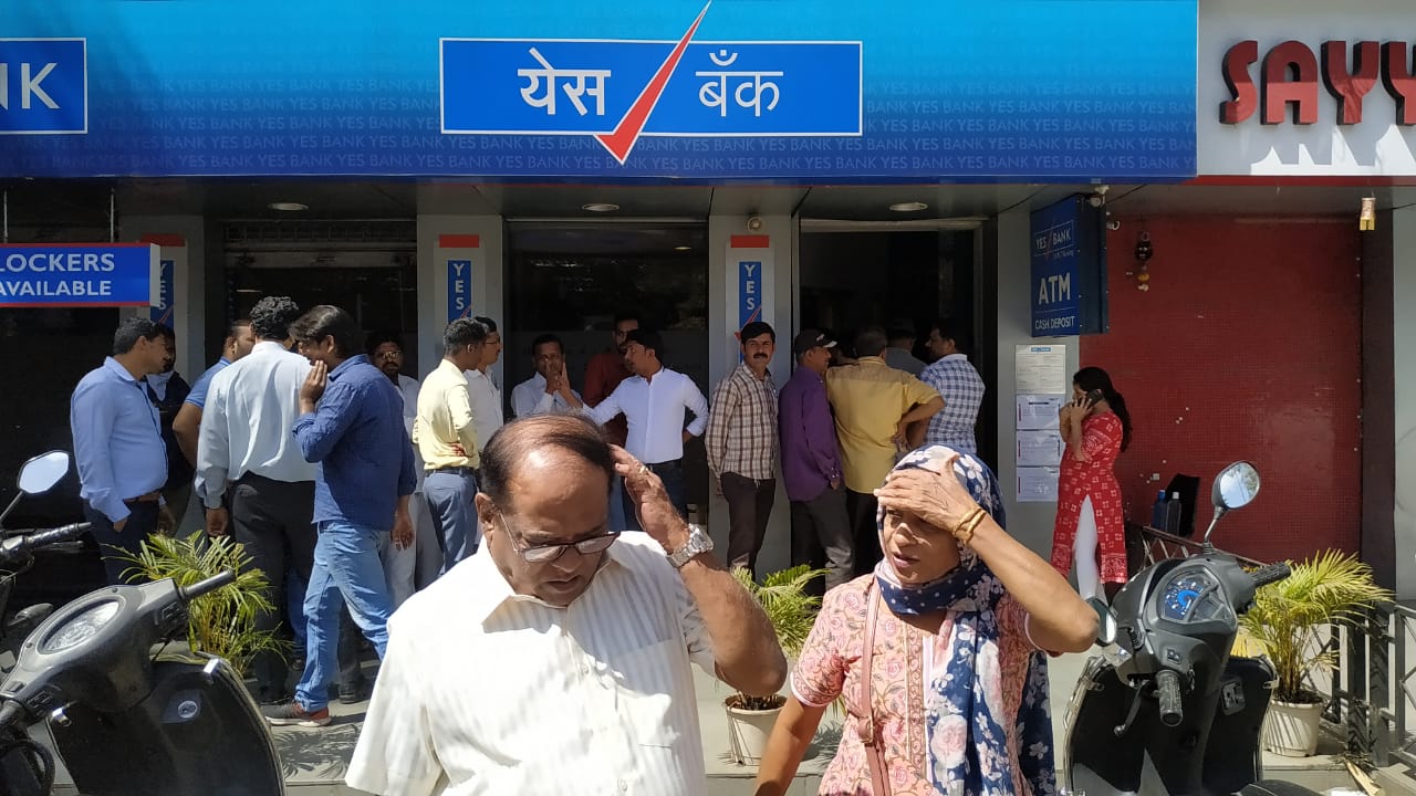 “येस बँकेवर घालण्यात आलेल्या निर्बंधांची आम्हाला कुठलीही माहिती नाही. आम्हाला पैसे काढायचे आहेत", अशी मागणी खातेदारांकडून केली जात आहे.