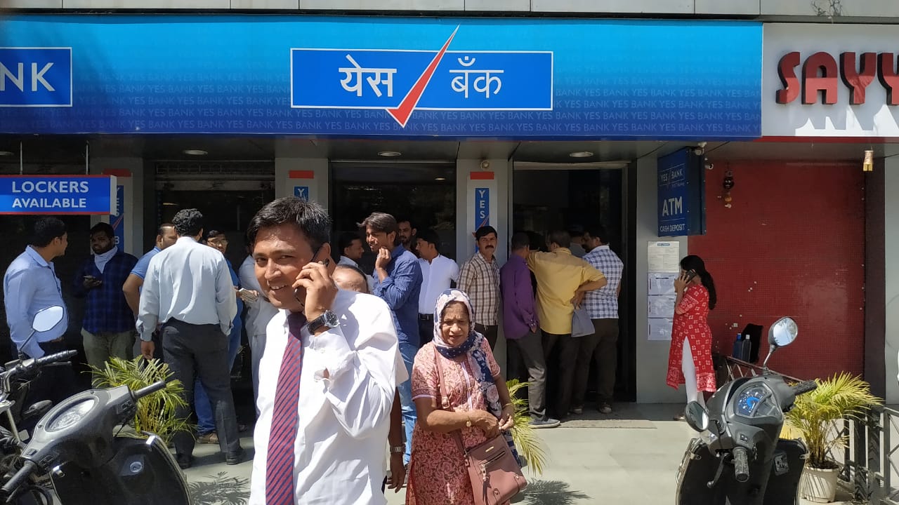 बँकेकरिता भांडवल उभारण्यासाठी सुरू असलेल्या बँक व्यवस्थापनाच्या चर्चेला गती न मिळाल्याने हे पाऊल उचलावे लागत असल्याचेही नमूद करण्यात आले आहे.