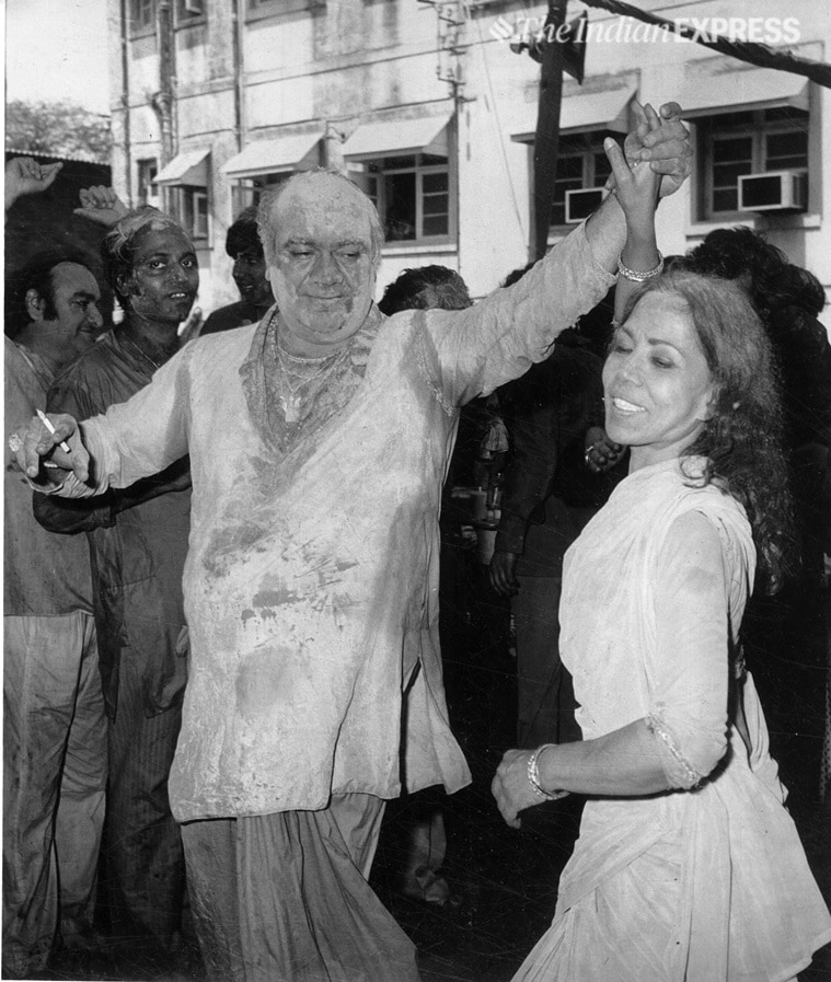 अभिनेते प्रेमनाथ आणि सितारा देवी होळी साजरी करताना. (Photo: Express Archive)