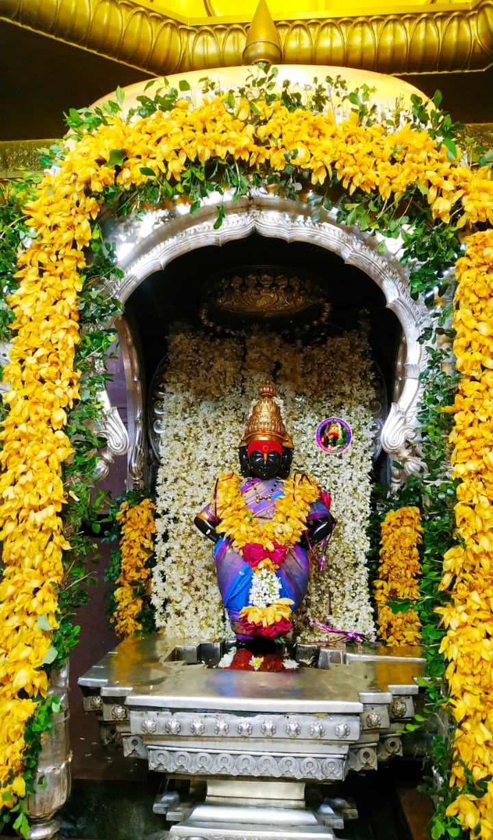 गुढीपाडव्या निमित्त श्री विठ्ठल-रखुमाई मंदिरात फुलांची मनमोहक आरास