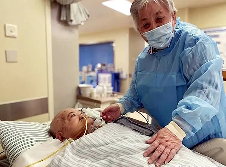 चीनमधील हांगझोउ शहरात राहणाऱ्या ८४ वर्षीय हुआंग गुओकी यांचे ९० वर्षीय पती मिस्टर सन यांना गेल्या एक वर्षापासून श्वसनाचा त्रास होत होता. तसंच त्यांना असलेल्या डिमेंशियाच्या आजारामुळे ते रूग्णालयात दाखल आहेत.
