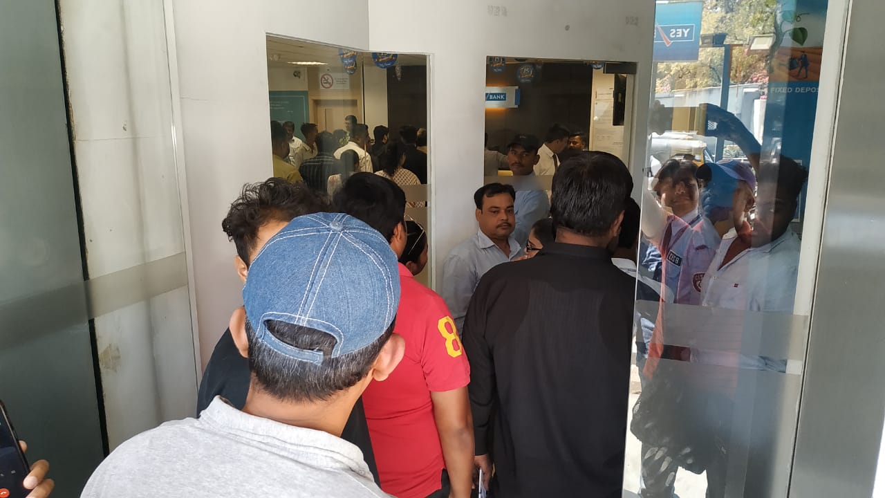 रिझव्‍‌र्ह बँकेने येस बँकेवर निर्बंध घातल्यामुळे बँकेच्या खातेदारांना महिन्याभरात ५० हजार रुपयांपर्यंतच रक्कम काढता येणार आहे.
