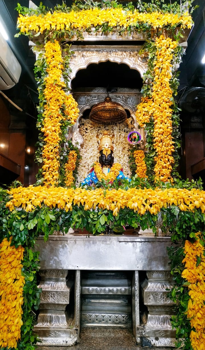 हिंदू नववर्षाच्या निमित्ताने श्री विठ्ठल आणि रूख्मिणीमाता मंदिरात फुलांची आरास करण्यात आली आहे आहे.