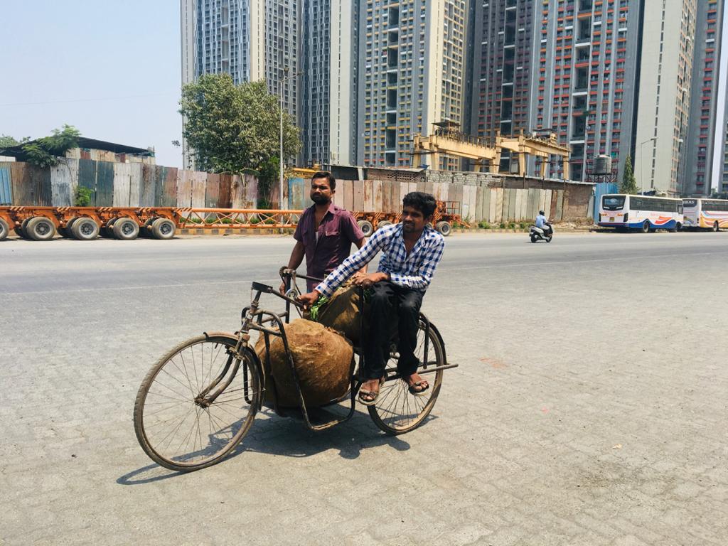 भाजीपाला विक्रेत्याने सायकलवर सामान ठेवण्यासाठी जागा केली असून सायकलवरुन तो भाजीपाला घेऊन जात आहे.