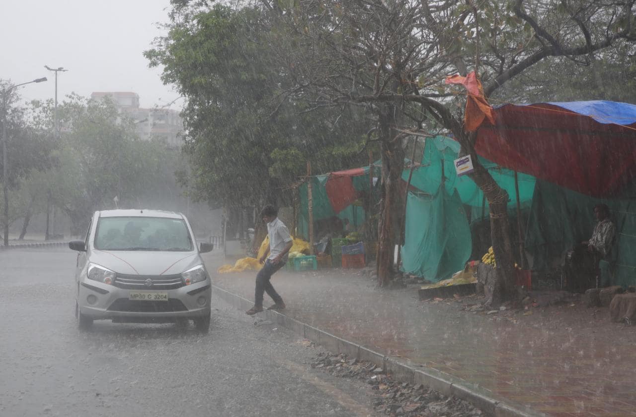 दरम्यान, काल मध्यरात्रीनंतर काही तास पुण्यात चांगलाच पाऊस बरसला.
