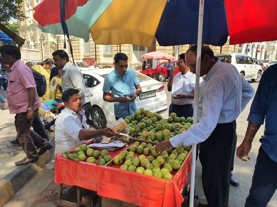 फेरीवाले, सॅण्डविचचं हॉटेल, पेरु विक्रेते, भजे आणि वडा-पाव विक्रेते, फ्रुट डीश विक्रेते, रसवंती गृह पाहून तसंच अनेक वेळा पायाखाली घातलेले तेच फूटपाथ, तोच बस स्टॉप, रस्त्याने धावणाऱ्या त्याच टॅक्सी आणि त्याच बस हे सगळं पाहून मी आठवणींच्या विश्वास हरवून गेलो असं रोहित पवार म्हणाले.
