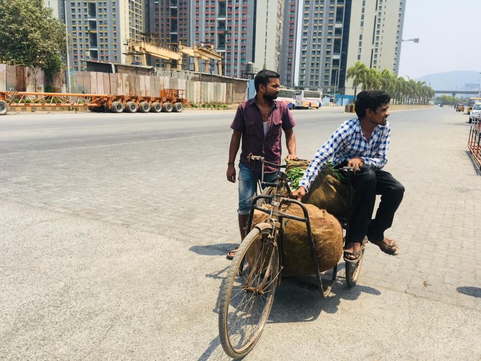 कोंबडी आणि भाजीपाला विक्रेता वडाळयातील मार्केटमध्ये विक्रीसाठी चालले आहेत.