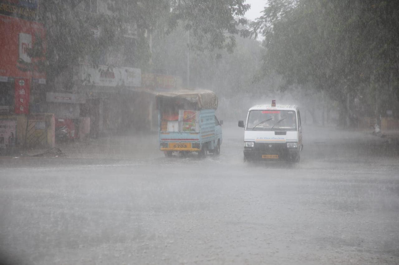 हवामान खात्याच्या शक्यतेनुसार, पुण्यात आज पावसाने हजेरी लावली.
