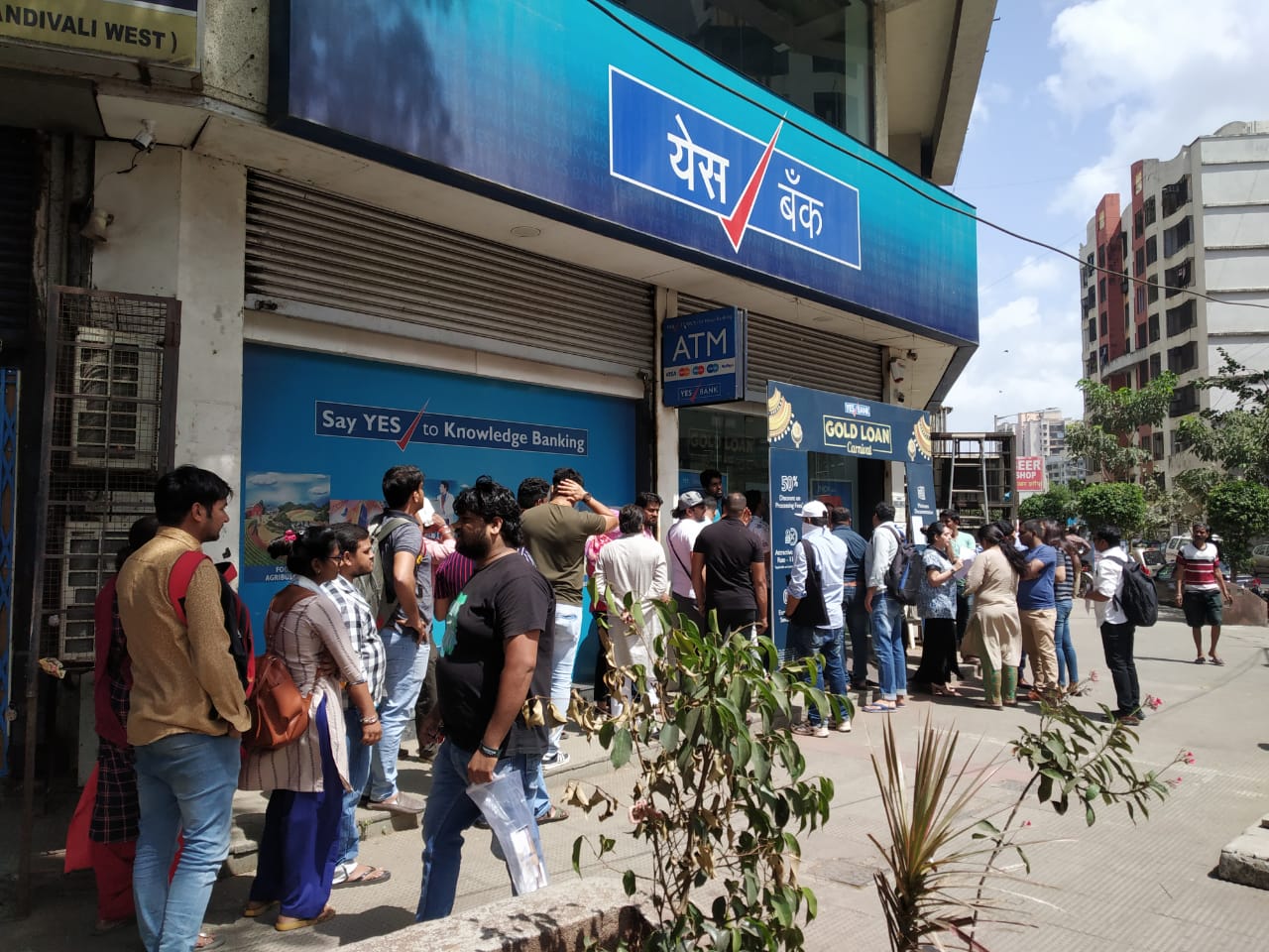 या प्रकारानंतर खातेदारांनी पैसे काढण्यासाठी एटीएममध्ये धाव घेतली आणि रांगा लावल्या.