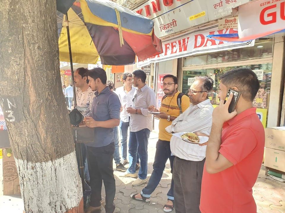अरे हे सगळं खूप छान होतं. अभ्यासाच्या जबाबदारीशिवाय अन्य कोणत्याही कामाचं ओझं मनावर नव्हतं. आज हा संपूर्ण परिसर तोच होता, पण त्यावेळी नेहमी सोबत असलेले मित्र-मैत्रिणी मात्र नव्हते. प्रत्येकाच्या वाटा वेगळ्या असल्याने ते दिवस परत येणार नाहीत, मात्र त्यावेळचा आनंद हा कायमस्वरुपी राहणारा आहे हेही आनंददायीच नाही काय?, असंही रोहित यांनी या पोस्टच्या शेवटी विचारलं आहे.
