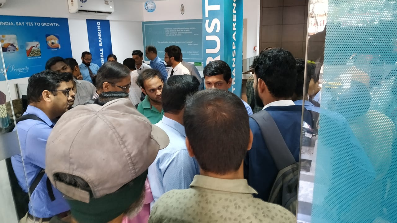 रिझर्व्ह बँकेकडून लागू करण्यात आलेल्या निर्बंधांमुळे खातेदारांमध्ये घबराट निर्माण झाली आहे.