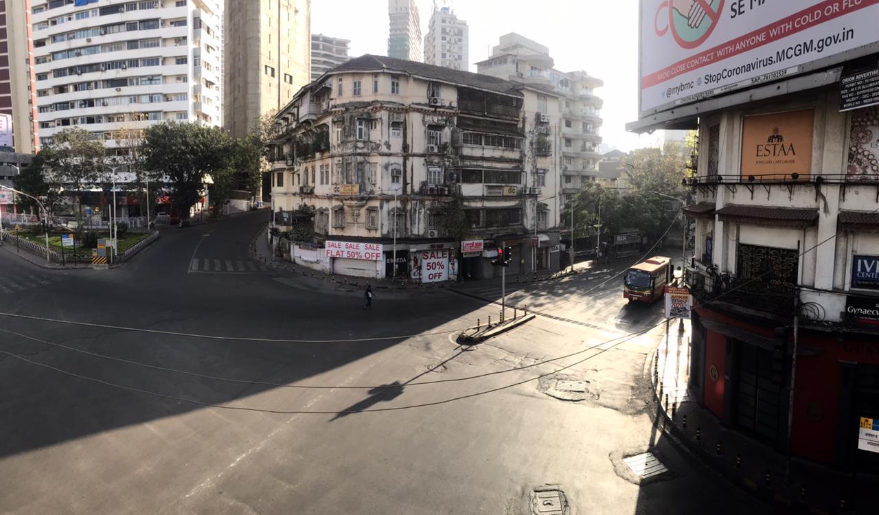केंप कॉर्नर (मुंबई) येथे सामान्यपणे यावेळेस टॅक्सी आणि खासगी वाहनांची गर्दी असते. जनता कर्फ्यूमुळे येथेही अगदी शुकशुकाट आहे.