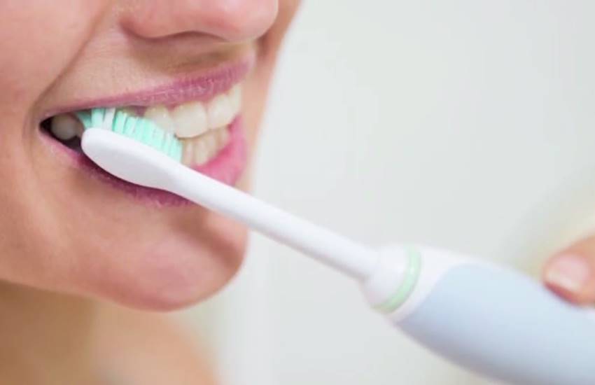 दातांची स्वच्छता राखणे - नियमित दात स्वच्छ केले नाही तर दात पिवळे होत जातात. नियमित दिवसातून दोन वेळा ब्रश केल्याने दातांची उत्तम निगा राखली जाते. तसेच दात पांढरे राहण्यास मदत होते.