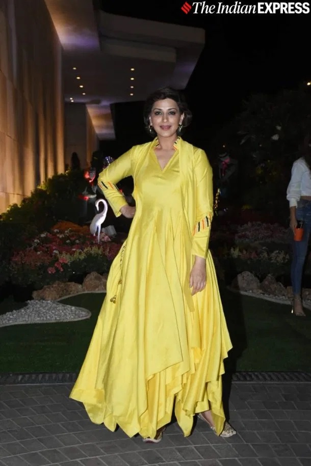 पिवळ्या रंगाच्या डिझायनर ड्रेस घालून सोनाली बेंद्रेनं ईशा अंबानीच्या पार्टीत हजेरी लावली. (Photo: APH Images)