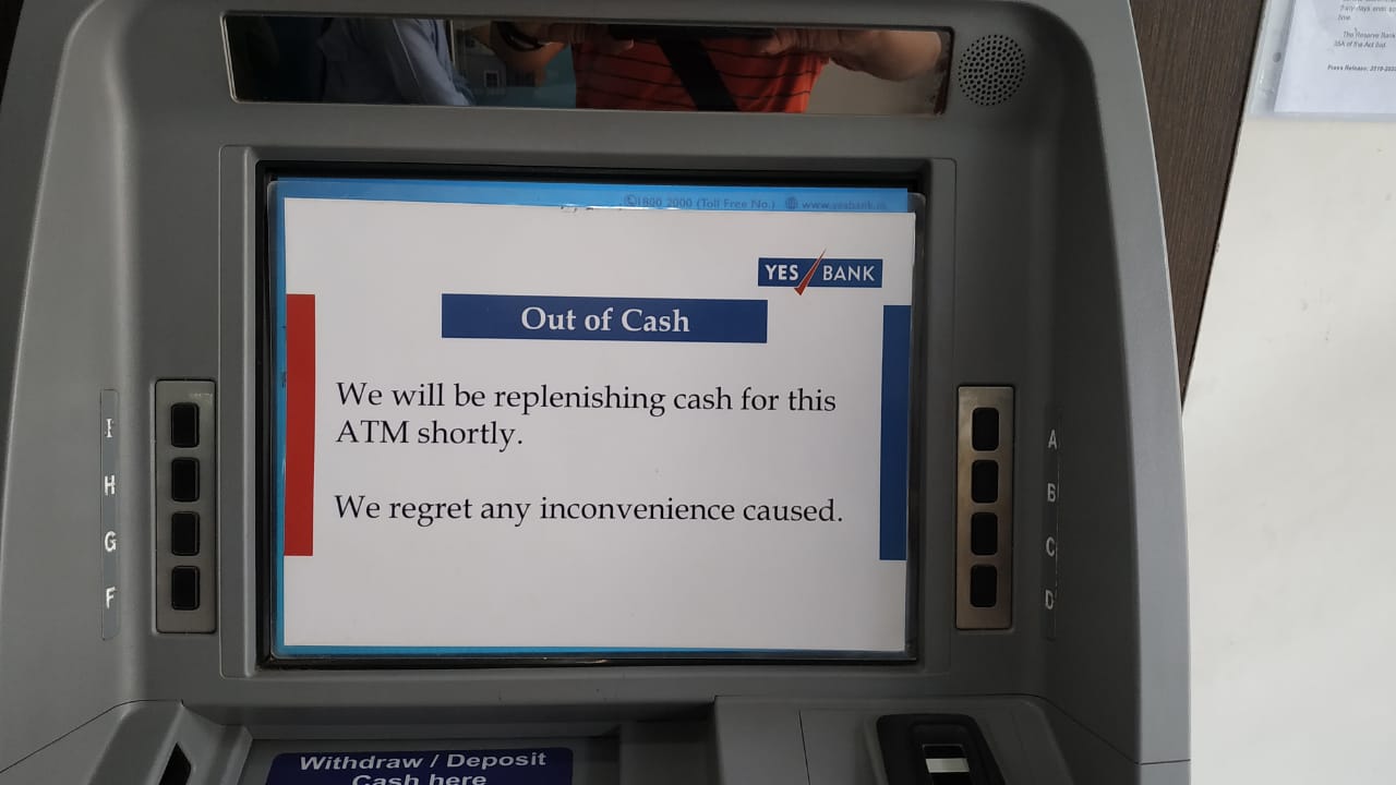 येस बँकेच्या बहुतांश ठिकाणच्या ATM सेंटरमध्ये रोख रक्कम उपलब्ध नसल्याचे दिसून आले.