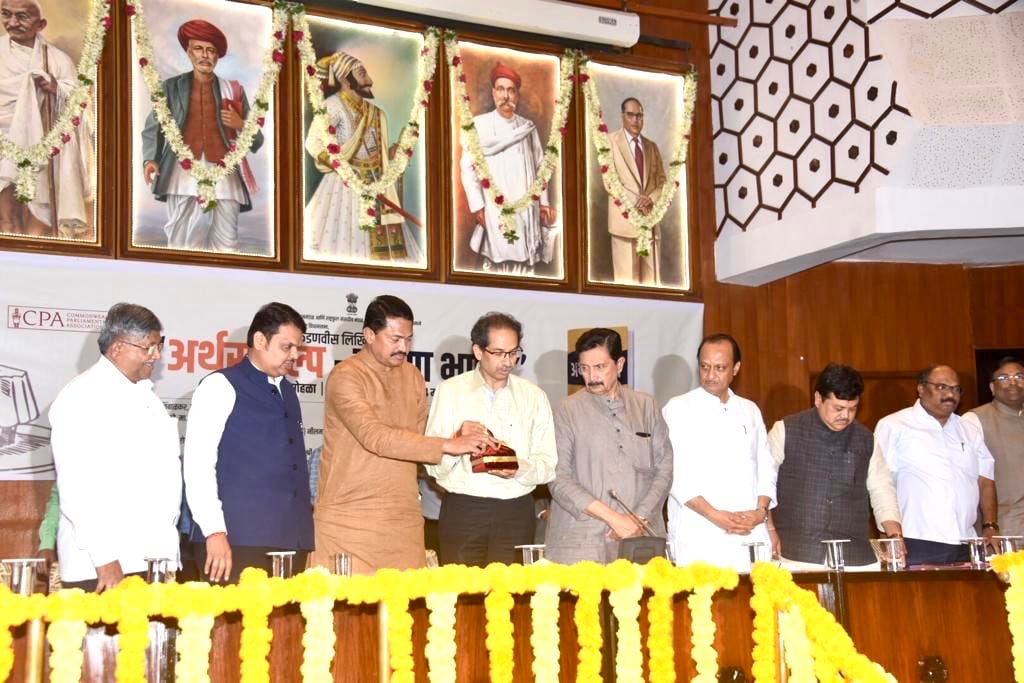 फडणवीस यांच्या पुस्तकाच्या निमित्ताने सर्वपक्षीय नेते व्यासपीठावर होते. मात्र सर्वांचं लक्ष फडणवीस, उद्धव ठाकरे आणि अजित पवार यांच्याकडे होतं.