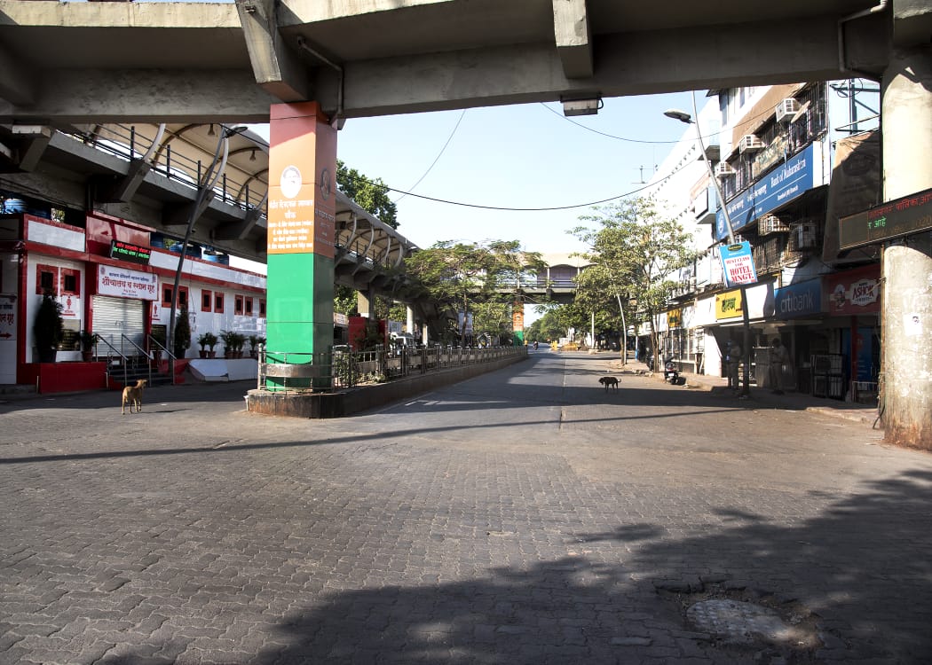 एरवी डोंबविलीत लोकांची प्रचंड गर्दी असणारे रस्ते, बाजारपेठांमध्ये शांतता पसरली आहे.