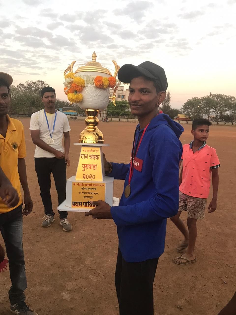 होळीचा सण साजरा केल्यानंतर दिवसभर जेष्ठ नागरिक ते लहान मुलांचे असे दहा सामने खेळवले