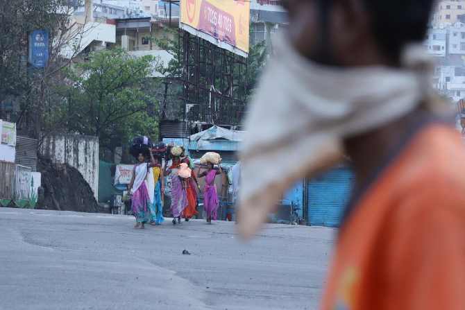 पुण्याच्या कात्रत भागात कर्नाटकमधील काही कामगार महिला, निवाऱ्यासाठी रस्त्यावर भटकताना पहायला मिळाल्या.