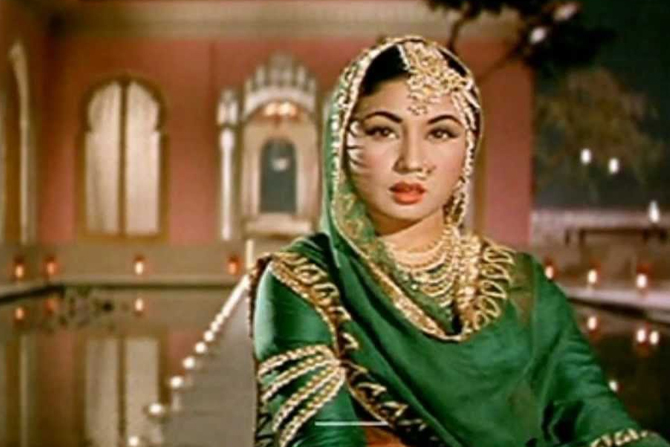 अभिनेत्री - मीना कुमारी, चित्रपट - 'पाकिजा' (१९७२ ), गाणं - 'इन्हीं लोगों ने'