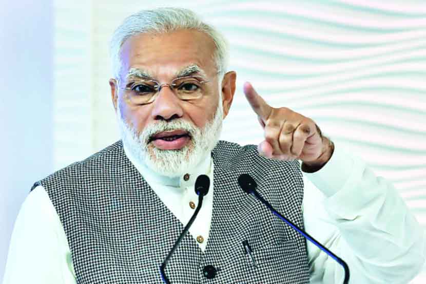 करोनाचा फटका प्रत्येकाला समान बसला आहे. करोना फैलाव करण्याआधी कोणताही वंश, धर्म, रंग, जात, पंथ, भाषा किंवा सीमा पाहत नाही असं पंतप्रधान नरेंद्र मोदी यांनी म्हटलं आहे. यामुळे करोनाशी लढा देताना आपल्याला एकता आणि बंधुता यांना प्राथमिकता दिली पाहिजे असं आवाहनही नरेंद्र मोदींनी केलं आहे. (संग्रहित फोटो)