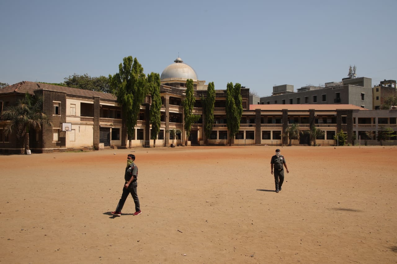 करोना आणि लॉकडाउननं संपूर्ण देशाचं चित्र बदलून टाकलं आहे. महाराष्ट्र सरकारनं संचारबंदी लागू केल्यानंतर केंद्र सरकारनं संपूर्ण देशात लॉकडाउन केलं. त्यानंतर सगळीकडं शुकशकाट झाला. (छायाचित्र सौजन्य : आशिष काळे)