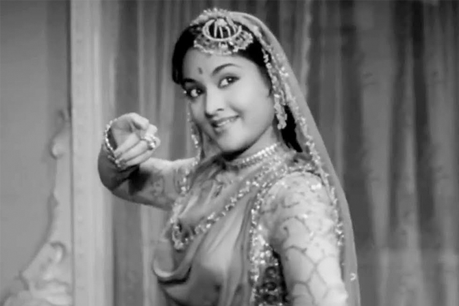 अभिनेत्री - वैजयंतीमाला, चित्रपट - 'देवदास' (१९५५), गाणं - ‘अब आगे तेरी मर्ज़ी'