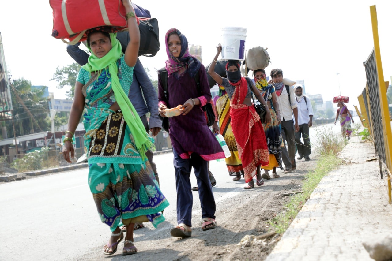 करोना विषाणूचा सामना करण्यासाठी पंतप्रधान नरेंद्र मोदींनी देशभरात २१ दिवसांचा लॉकडाऊन जाहीर केला. याचा सर्वात जास्त फटका देशातील हातावर पोट असणाऱ्या मजुरांना बसलेला आहे. (सर्व छायाचित्र - अरुल हॉरिझन)