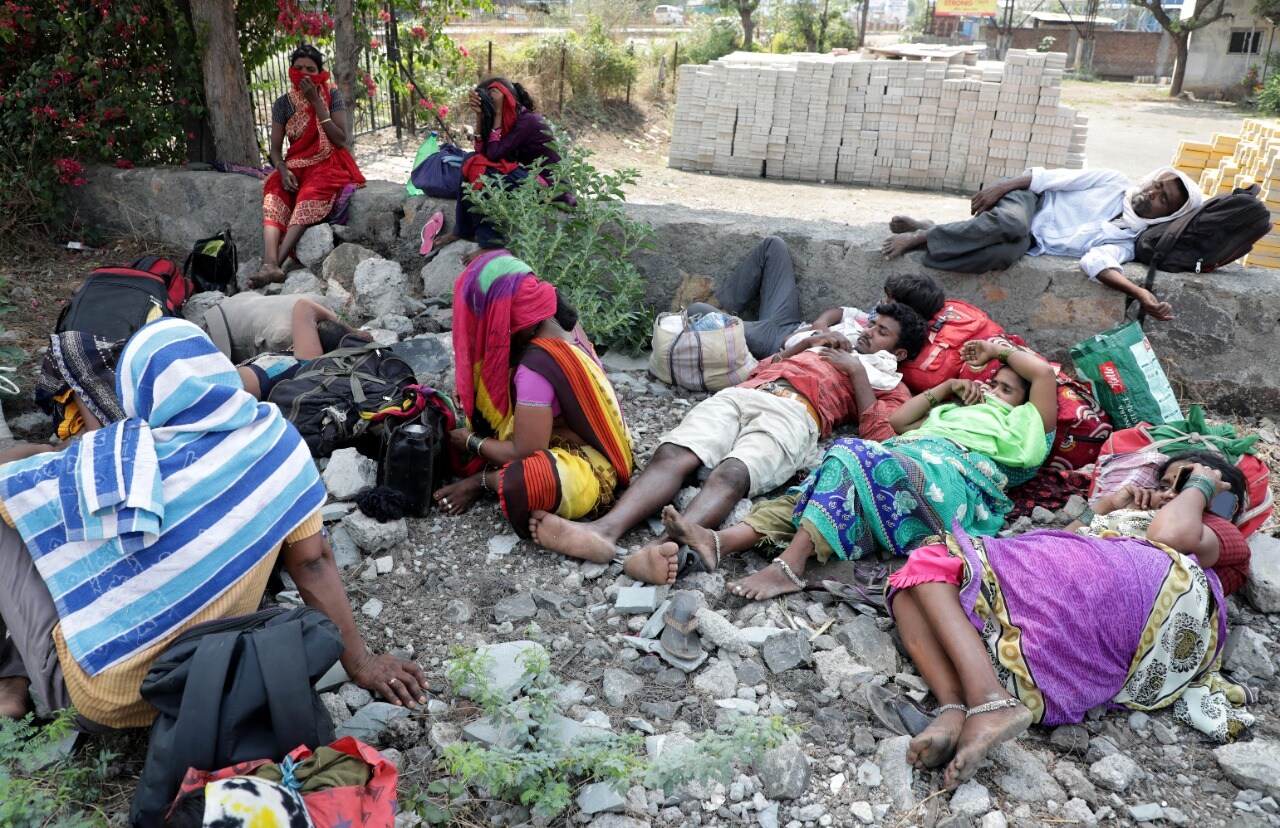 करोना असो किंवा आणखी काही कष्टकऱ्यांच्या नशिबी असणारा संघर्ष कायम आहे.