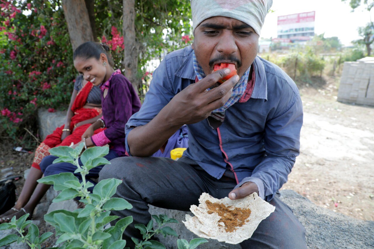 जिथे सावली मिळेल तिकडे दोन घास पोटात ढकलायचे आणि पुढच्या प्रवासासाठी अंगात बळ आणायचं ही खुणगाठ प्रत्येकाने मनाशी पक्की केली आहे.