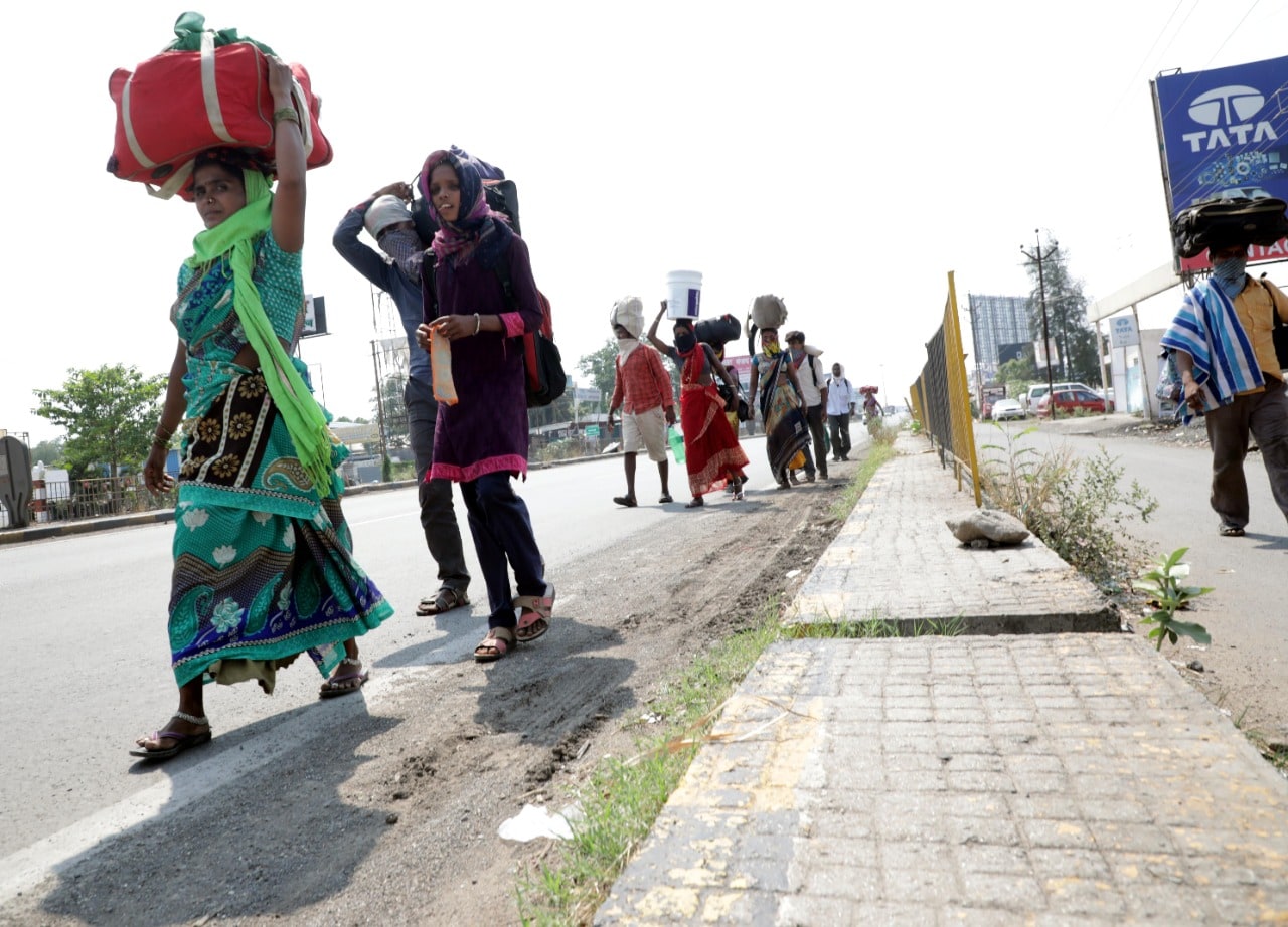 सार्वजनिक वाहतुक व्यवस्था बंद...रोजगार तुटलेला त्यातच सर्व राज्यांच्या सीमा बंद...अशा परिस्थितीत या कामगारांची अधिक कुचंबणा होतेय.
