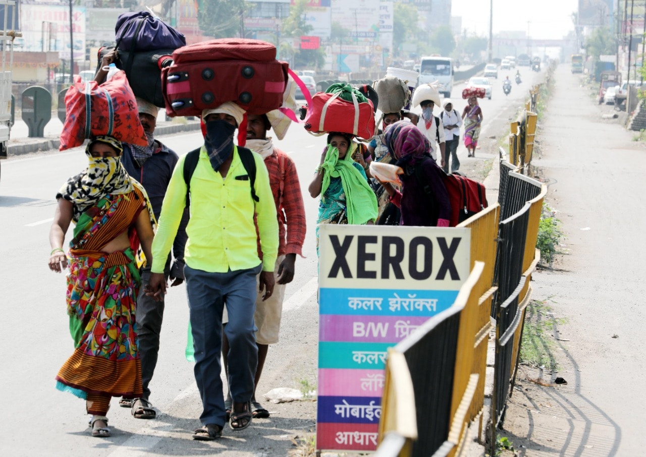 पण आपल्या गावची ओढ काही केल्या कमी होत नाही...त्यामुळे अखेरीस या नागरिकांनी पायी चालत आपलं गाव गाठायचं ठरवलं. कर्नाटकातील गुलबर्गा इथले हे मजुर मुंबईतील बोरिवली भागात एका इमारतीवर कामाला होते.