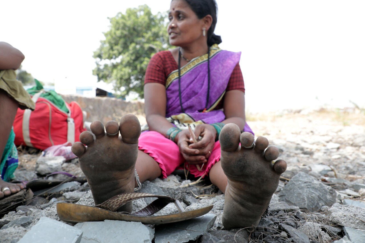 कितीही त्रास होत असला तरीही ते दु:ख चेहऱ्यावर आणू न देता प्रवास करत रहायचा हेच या मजुरांनी ठरवलं आहे.