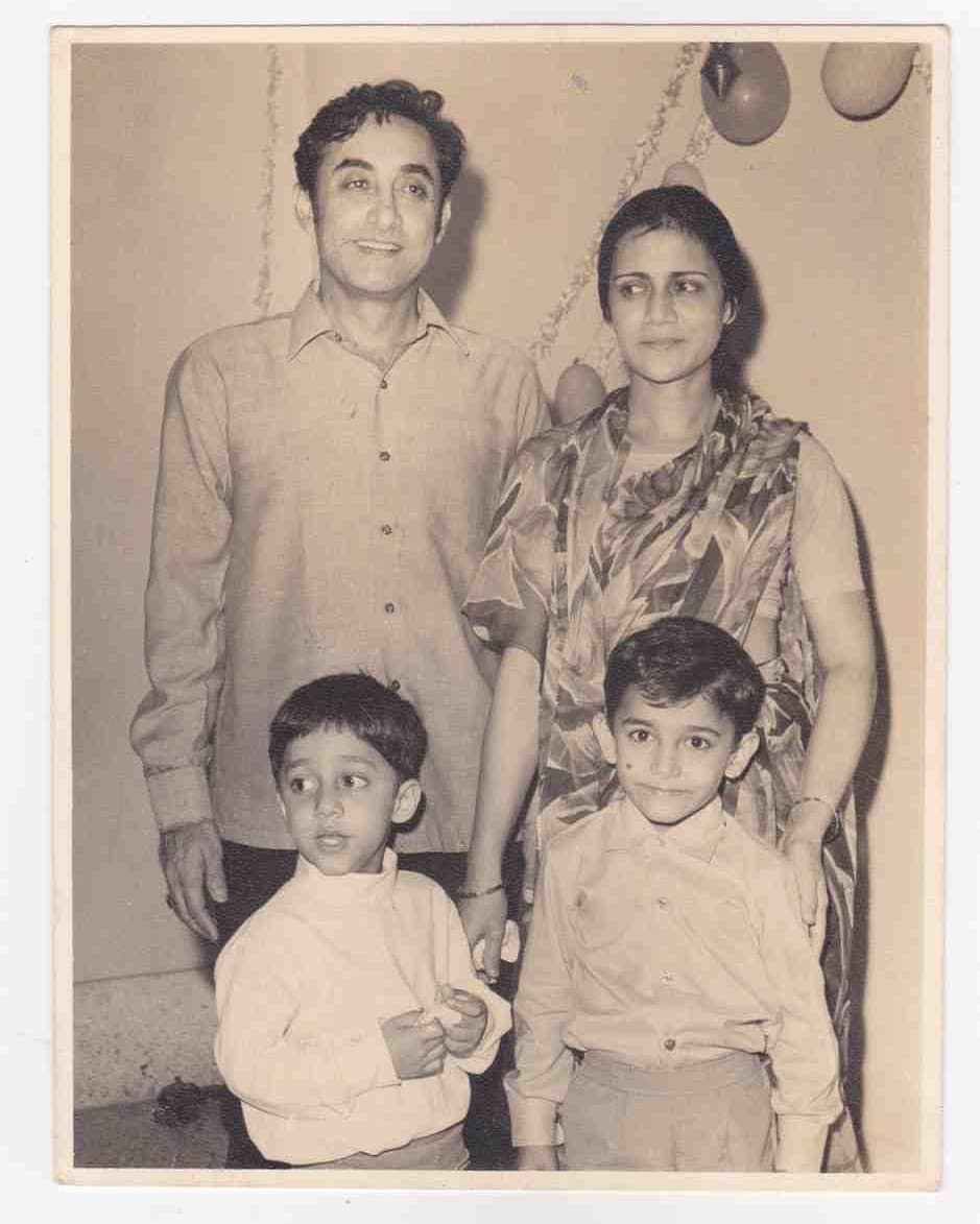 ताहिर हुसैन यांनी १९९० साली 'तुम मेरे हो' या एकमेव बॉलिवूड चित्रपटाचे दिग्दर्शन केले. मुलगा आमिर खान आणि जुही चावला या चित्रपटात मुख्य भूमिकेत होते. ताहिर हुसैन यांचा पत्नी आणि मुलांसोबतचा फोटो.
