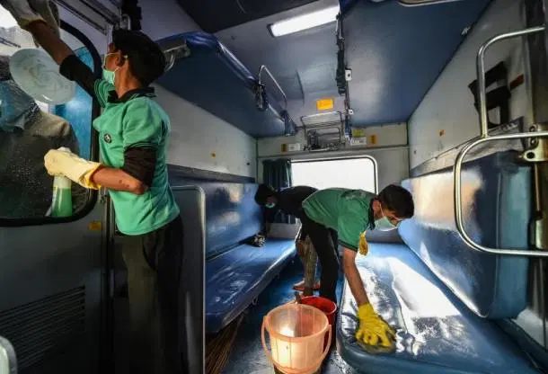 महाराष्ट्रात करोनाग्रस्त रुग्ण आढळून आल्यानंतर राज्य सरकारनं तातडीनं स्वच्छता करण्याचं काम हाती घेतलं. लोकांना स्वच्छता राखण्याचं आवाहन केलं आहे.