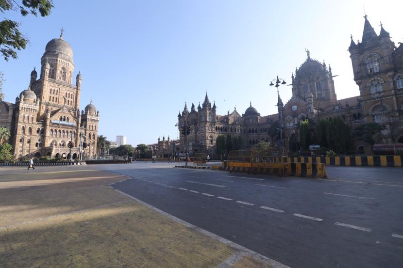 मुंबईतील छत्रपती शिवाजी महाराज टर्मिनससमोरील दृश्य. (फोटो : निर्मल हरिद्रन)