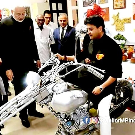 ज्योतिरादित्य राजघराण्याशी संबंधित आहेत. त्यांच्या कुटुंबाची ग्वालियरमध्ये सत्ता होती.