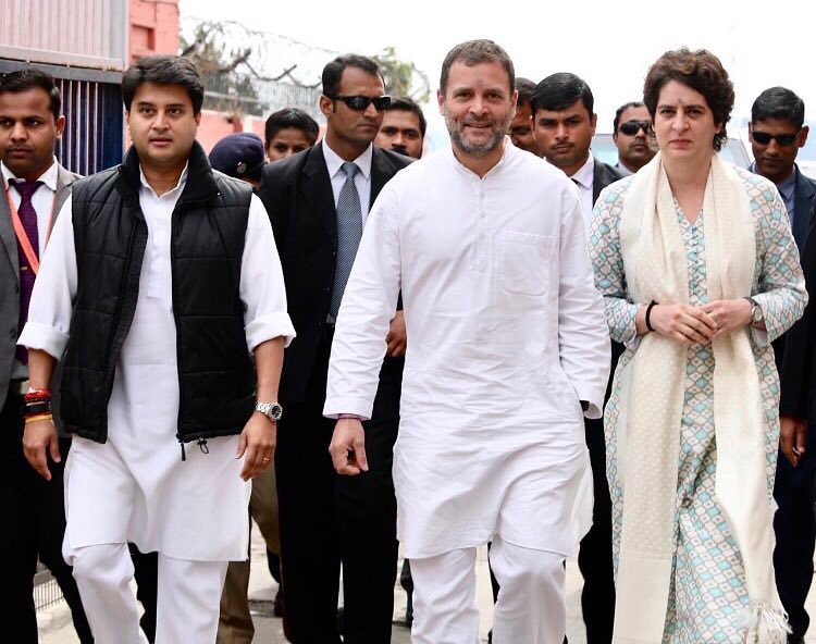 भारतात आता राजेशाही अस्तित्वात नाही. पण मनमिळावू स्वभावामुळे ज्योतिरादित्य शिंदे यांच्याकडे आजही गुणामधील जनता राजा म्हणून पाहते.