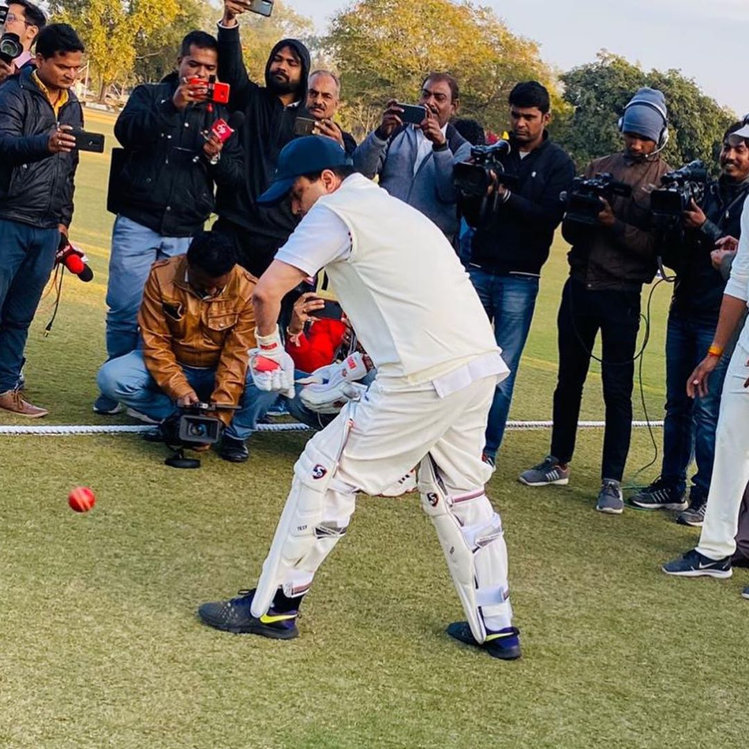 ज्योतिरादित्य यांचे वडिल माधवराव सिंधिया काँग्रेसमध्ये होते. त्यांना क्रिकेटची विशेष आवड आहे.