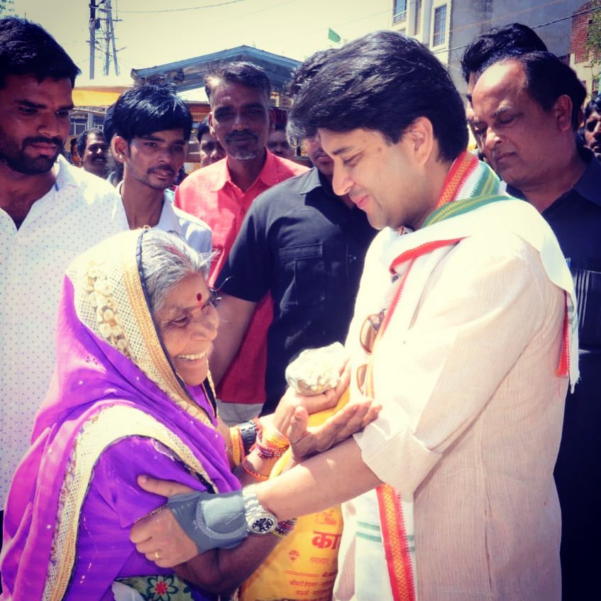 ज्योतिरादित्य ग्वालेहरचे शेवटचे राजे जिवाजीराव सिंधिया यांचे नातू आहेत.