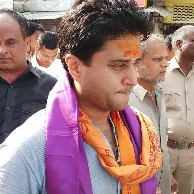 मध्य प्रदेशातील गुना लोकसभा मतदारसंघ हा सिंधिया कुटुंबाचा बालेकिल्ला समजला जातो. २००१ साली माधवराव सिंधिया यांचा विमान अपघातात मृत्यू झाल्यानंतर गुणा लोकसभची जागा रिक्त झाली.
