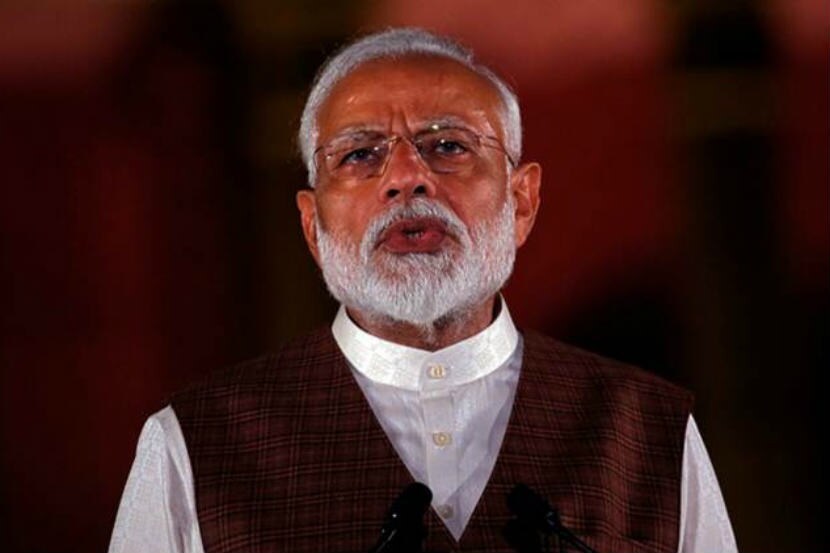 वेगवेगळ्या वेबसाईट्सवरील अनेक बातम्या, क्वोरासारख्या प्लॅटफॉर्मवरील चर्चा आणि काही अंकशास्त्राच्या तज्ज्ञांनुसार मोदी आठ क्रमांकाला प्राधान्य देतात. त्यांची जन्माची तारीख १७ सप्टेंबर १९५० आहे. त्यापैकी १ आणि ७ ची बेरीज आठ होते. 