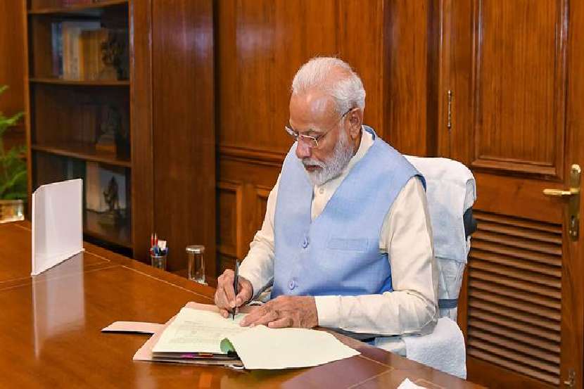 पंतप्रधान मोदींनी पंतप्रधानांचे दिल्लीतील सरकारी निवासस्थान असणाऱ्या सेव्हन रेस कोर्सचे नाव २०१६ साली बदलून सेव्हन लोक कल्याण मार्ग असं ठेवलं होतं. काही प्रसारमाध्यमांनी दिलेल्या वृत्तानुसार न्यमुरोलॉजी म्हणजेच अंकशास्त्राच्या हिशोबानुसार 'लोक कल्याण मार्ग'ची बेरीज आठ येते तर रेस कोर्सची बेरीज सहा येते, असं 'द विक'ने आपल्या वृत्तात म्हटलं आहे.