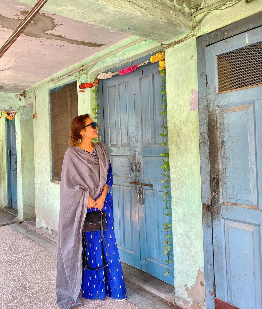 घरातील एका खोलीमध्ये टेबल मांडून तिची आई तेथे जेवण बनवत असे.