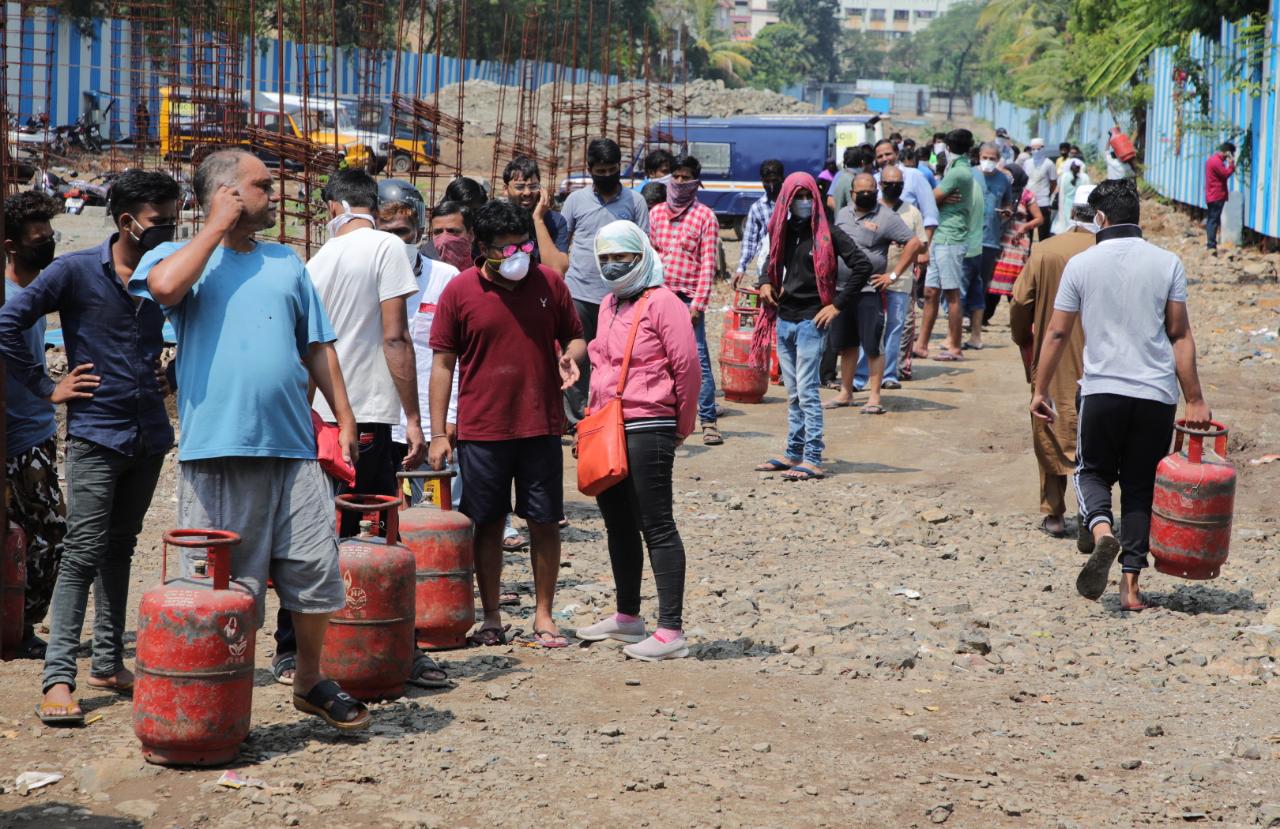 दरम्यान, ग्राहकांनी घाबरून जाऊन सिलिंडर बुक करू नये. आपल्याकडे सिलिंडर मुबलक प्रमाणात उपलब्ध आहेत, असं आवाहन इंडियन ऑईलकडून करण्यात आलं आहे.