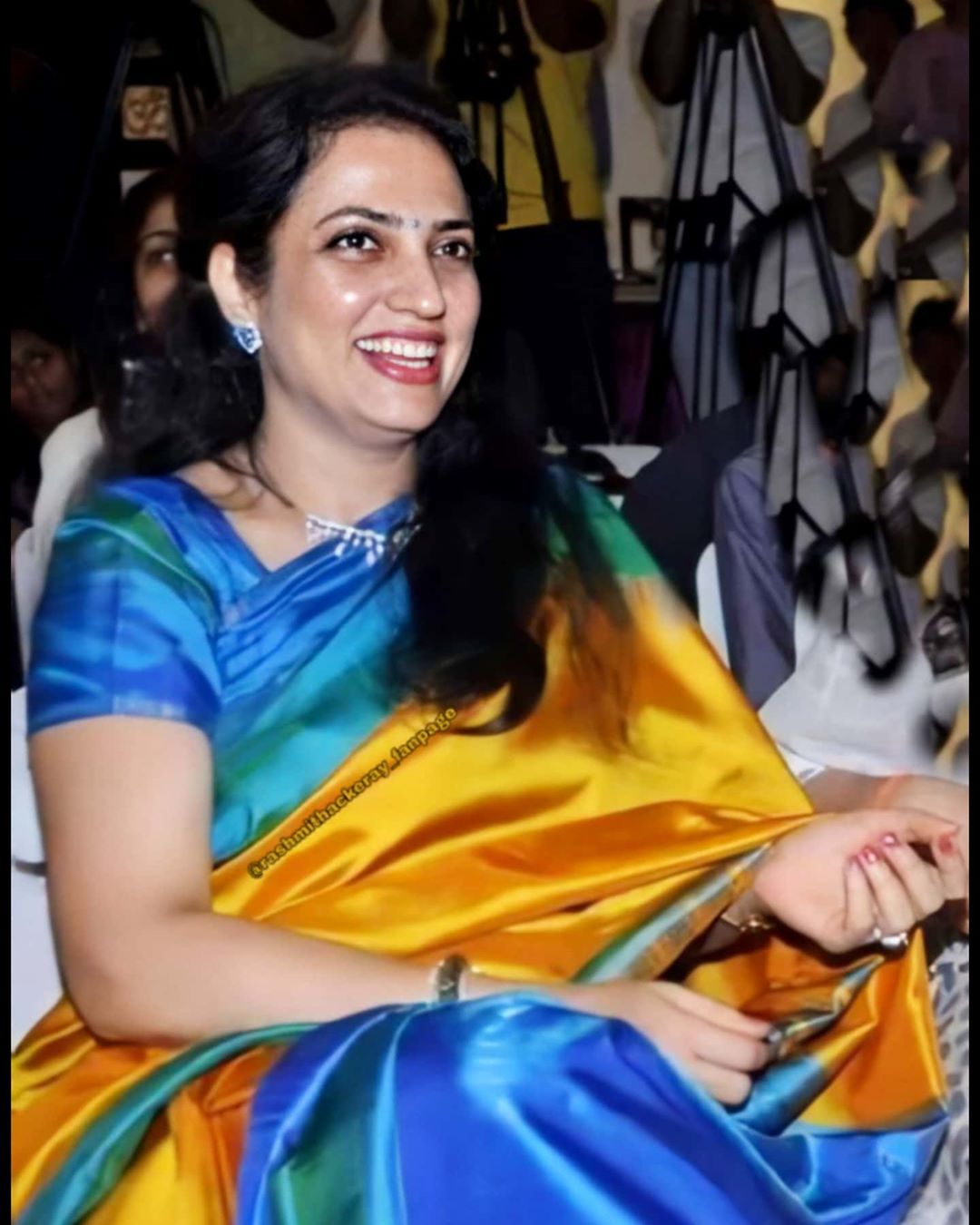 "कौटुंबिक संस्कारांमध्ये मुले घडतात यावर त्यांचा विश्वास आहे. त्यामुळेच सत्ता आणि लोकप्रियतेची हवा कधी त्यांच्या डोक्यात गेली नाही” असे रश्मी ठाकरे यांचे काका श्रृंगारपुरे यांनी सांगितले.