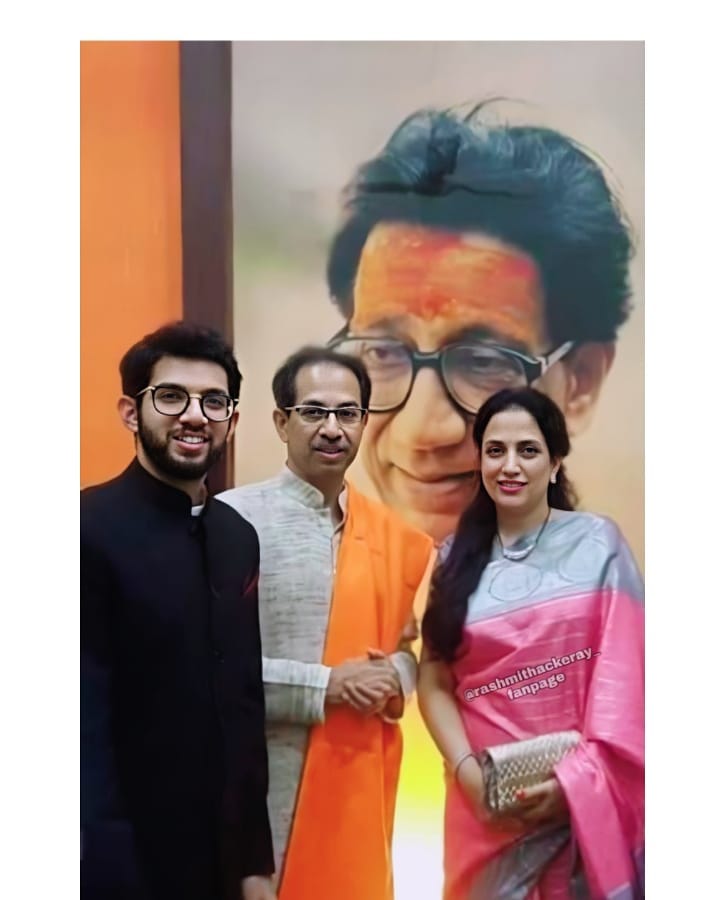 पत्नी रश्मी ठाकरे यांनी प्रत्येक पावलावर उद्धव ठाकरे यांना साथ दिली. उद्धव ठाकरे यांच्या शिवसेनेचे कार्याध्यक्ष ते महाराष्ट्राचे मुख्यमंत्री या राजकीय प्रवासात रश्मी ठाकरे कायम खंबीरपणे त्यांच्या पाठिशी उभ्या राहिल्या.