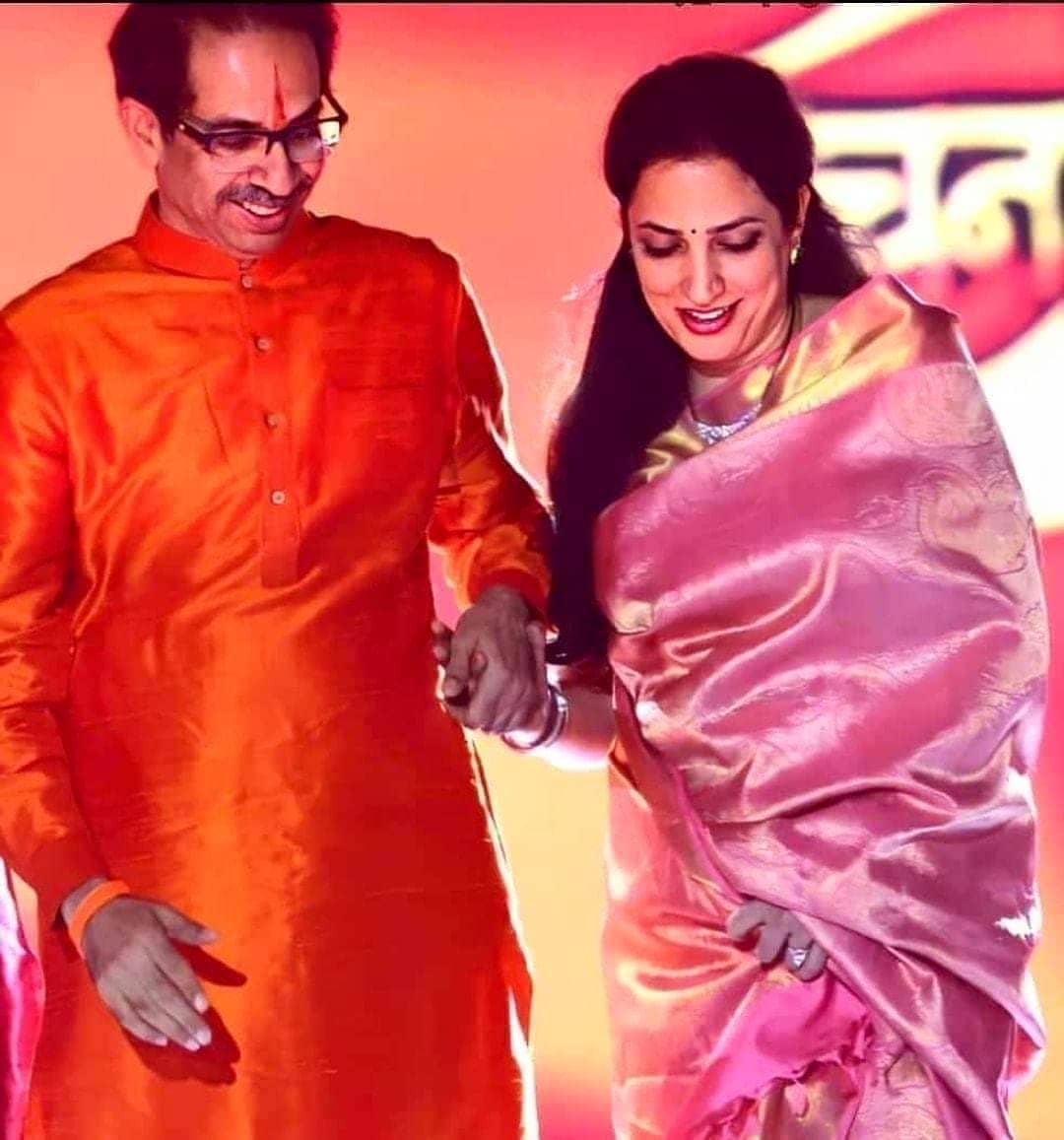 रश्मी ठाकरे आणि उद्धव ठाकरे यांचं लग्न नेमकं कसं झालं किंवा त्यांची पहिली भेट कशी झाली हे फार कमी जणांना माहित आहे.