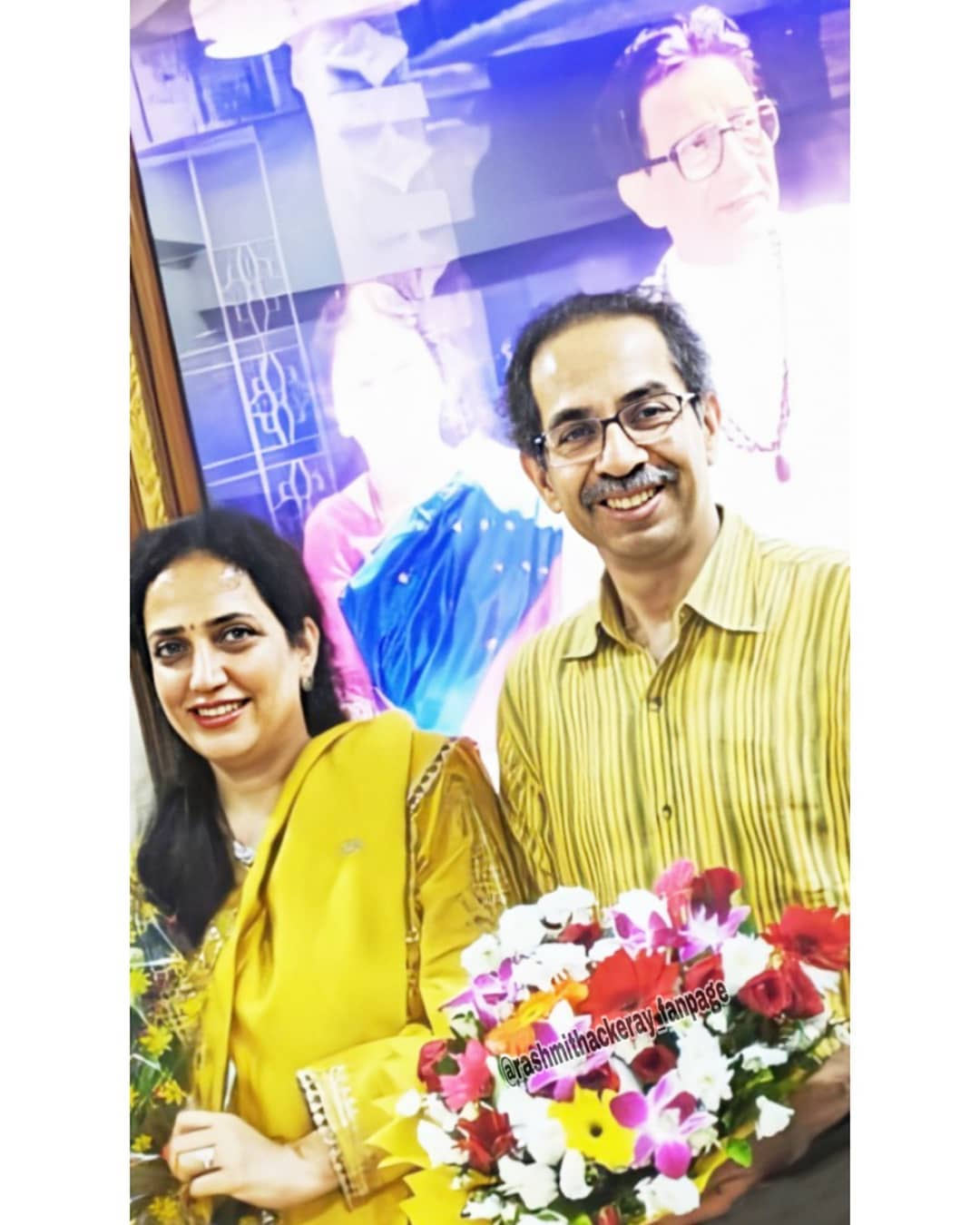 रश्मी ठाकरे १९८७ साली एलआयसीमध्ये नोकरीवर रुजू झाल्या. कंत्राटी स्वरुपाची ही नोकरी होती.